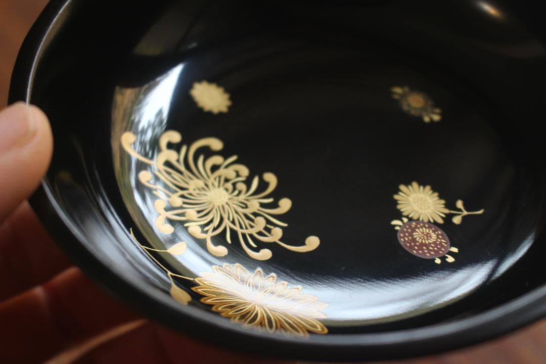 端正な黒漆に優美な菊花蒔絵の映える小皿2点（検山中塗輪島塗銘々皿