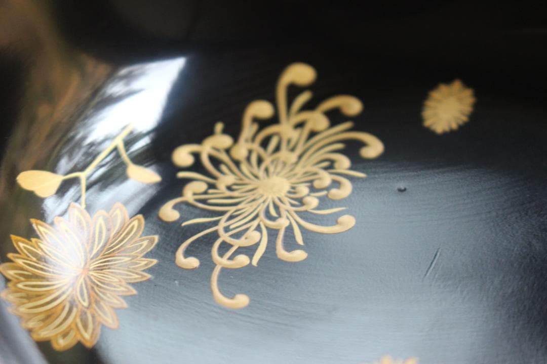端正な黒漆に優美な菊花蒔絵の映える小皿2点（検山中塗輪島塗銘々皿