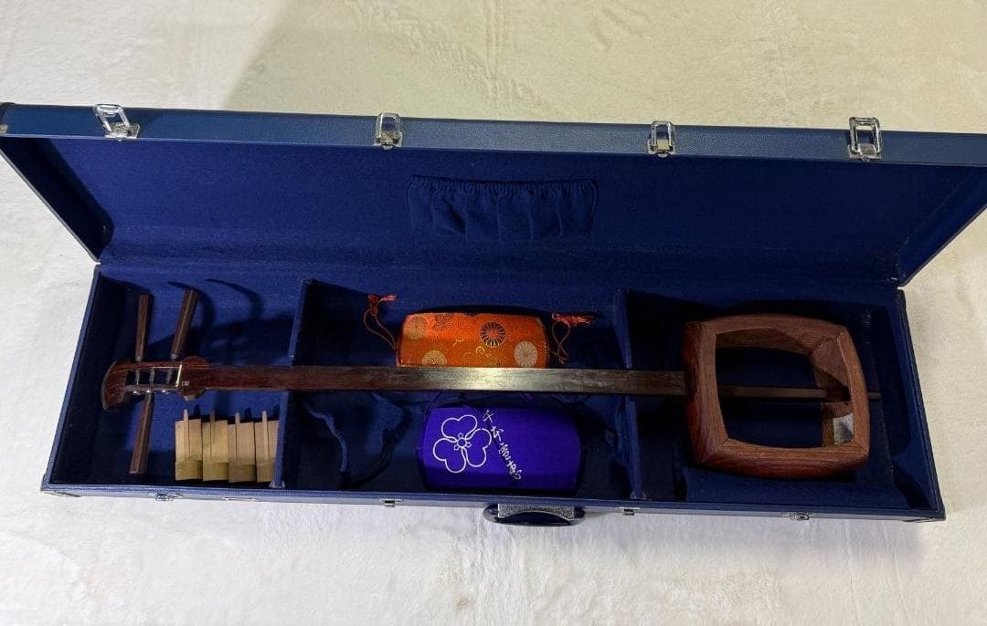 三味線 中古品 紅木 花梨 綾杉胴 ８０年代 ケース付き 本体 三味線・お琴の老舗 菊岡 中むら】 菊岡 中むらの職人が1丁ずつ丁寧に