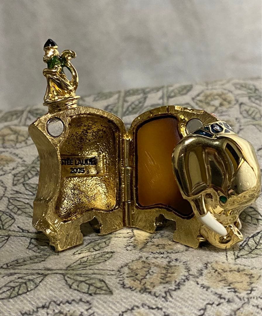 エスティローダー 〈限定版〉Perfume compact(練香水) - メルカリ