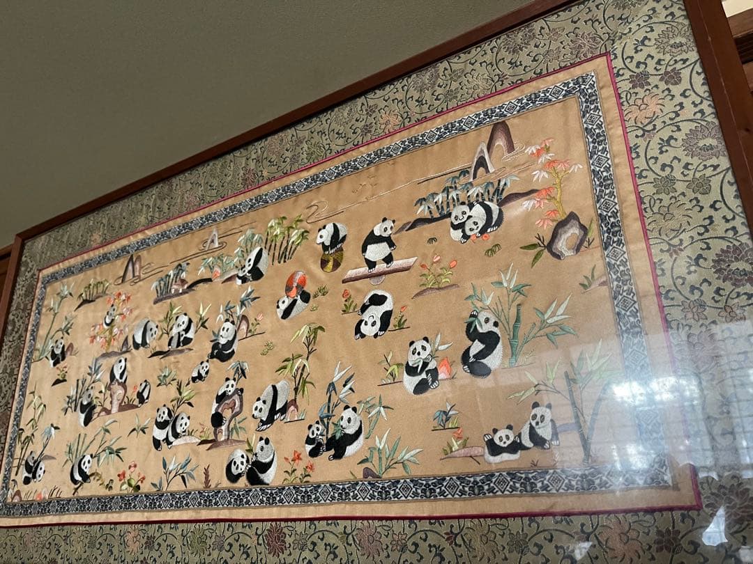 パンダ刺繍タペストリー　刺繍　飾り布　古い生地　正絹中国 アンティーク　額なし