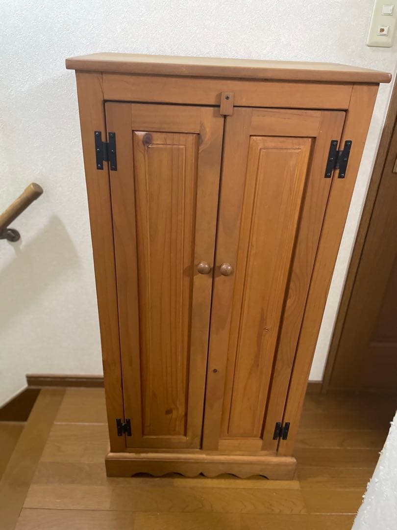 カントリー家具　木製ダブルドアキャビネット