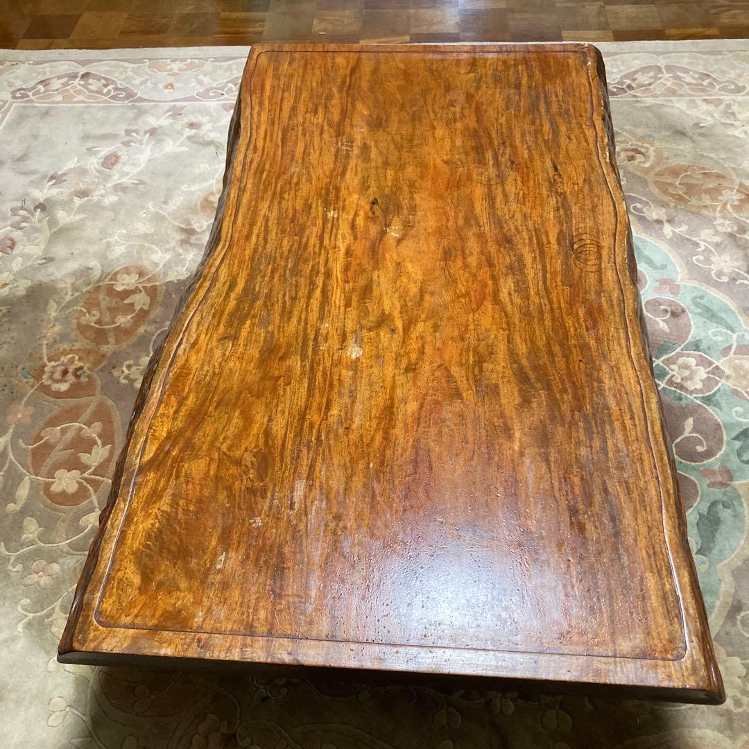 一枚板の木製テーブル