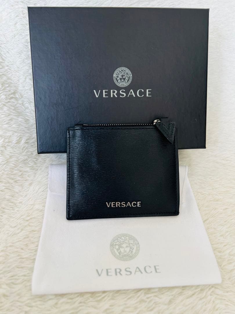 【極美品】ヴェルサーチ Vロゴ オールレザー カードケース ロゴ金具 ブラック