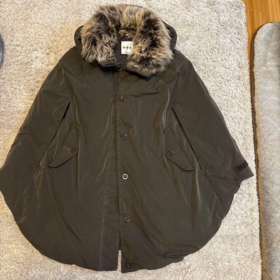 ひ*こ様 タトラス TATRAS フード付き ダウン ポンチョ・サイズ１・カーキ