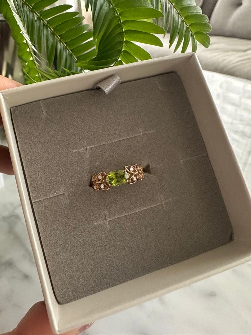 新品未使用　TSUTSUMI K10金　花モチーフ ペリドットリング