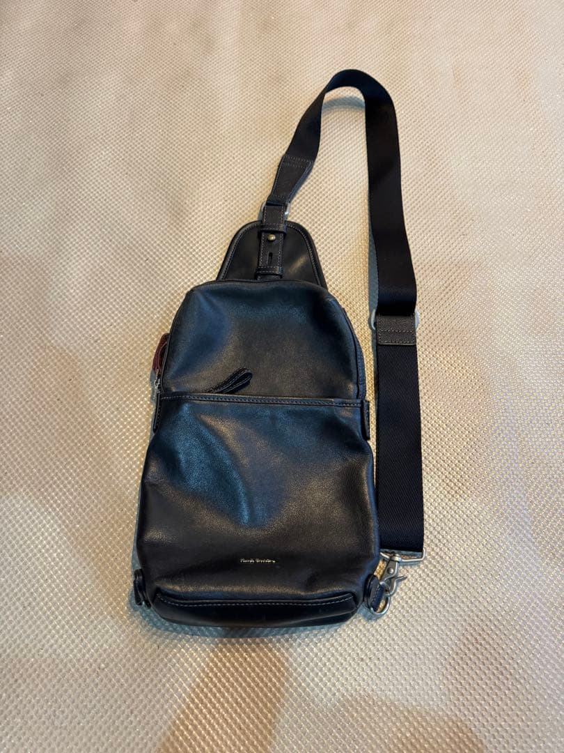 Paul Smithブラックレザー ボディバッグ