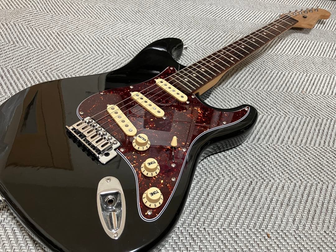 Tiki　エレキギター　ストラト　黒ボディ×鼈甲ピックガード