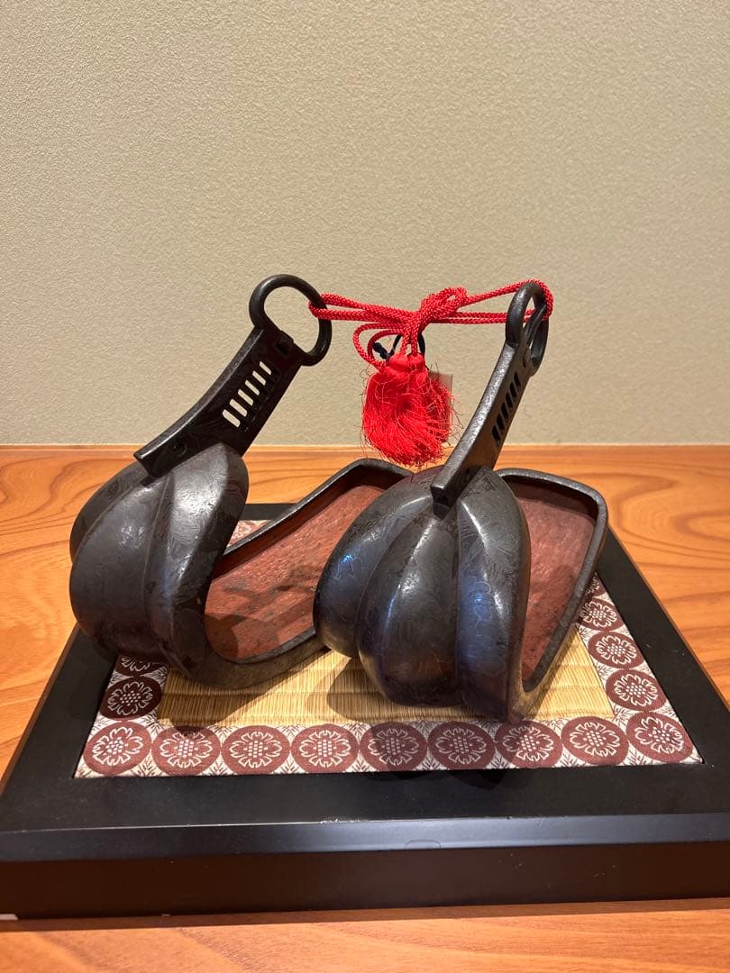 鎧あぶみ　銀象嵌伝統的な日本の鉄製置物