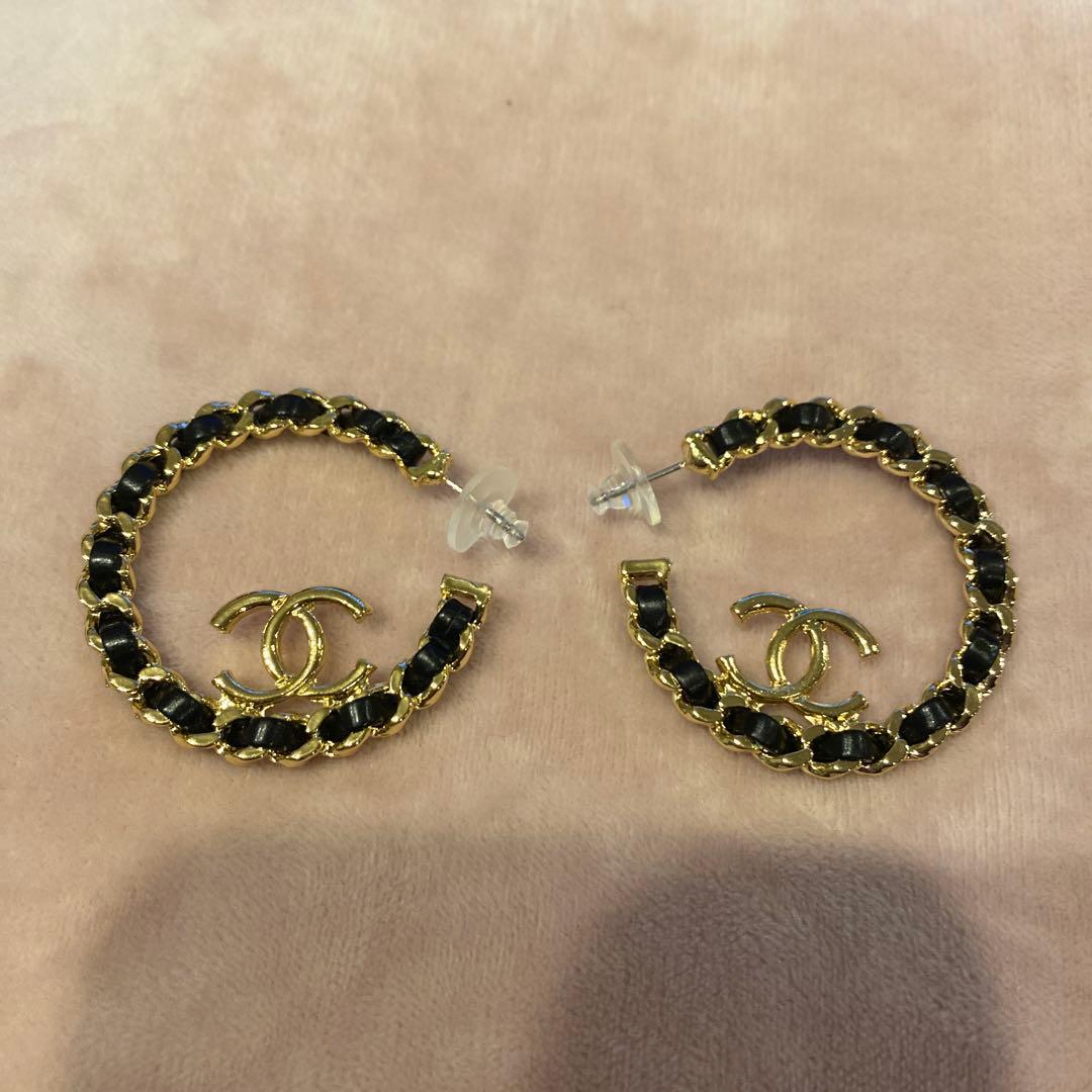 CHANELシャネル☆チェーンループピアスノベルティ ゴールド×ブラック