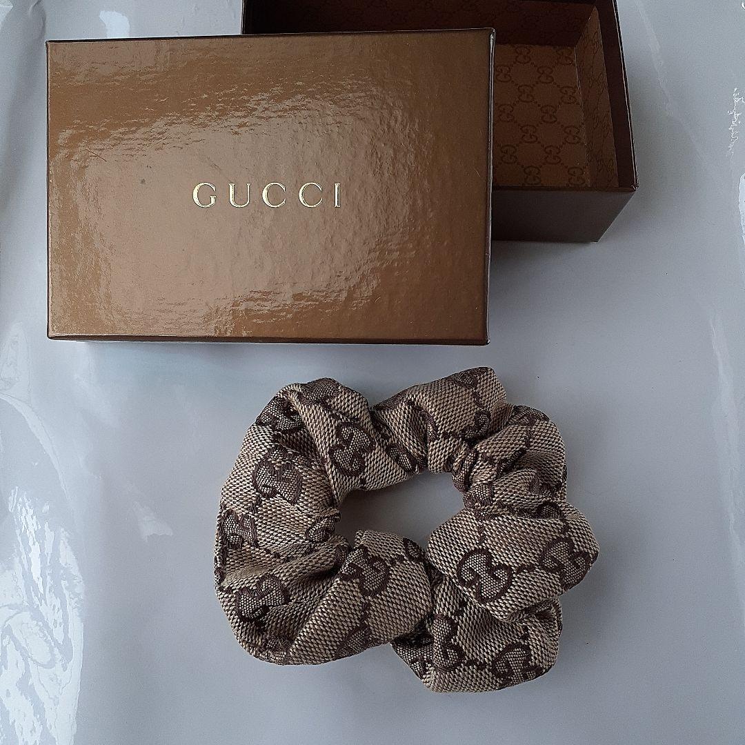 し*ー様 GUCCI グッチ ノベルティ シュシュ ブラウン ログパターン ヘア ユ*チ様 グッチ ブラウン ロゴシュシュ ヘアピン セット - メルカリ