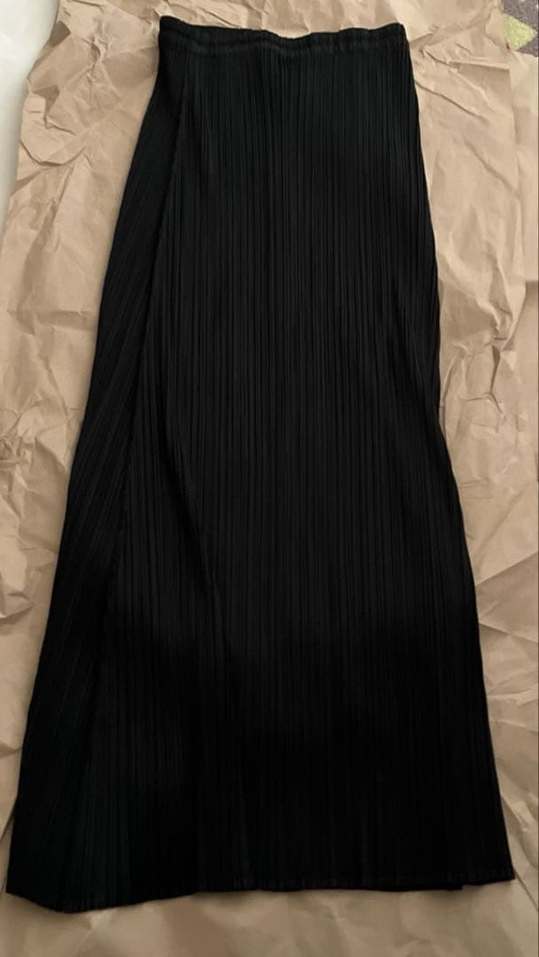 ミヤケイッセイ　黒　ロングスカート ISSEY MIYAKE（ロングスカート ・ ブラック/黒色系）のフリマアイテム一覧