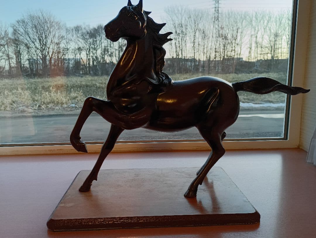 馬の彫刻 金属製 木製台座付き - メルカリ