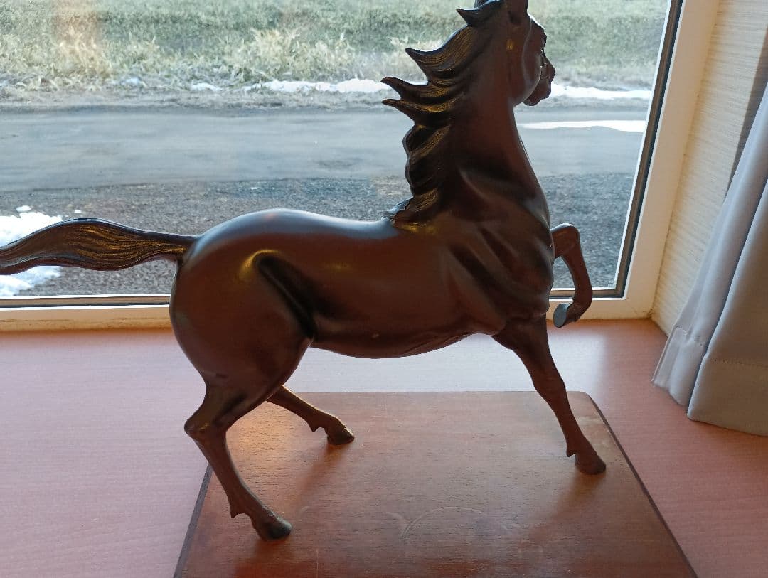 馬の彫刻 金属製 木製台座付き - メルカリ