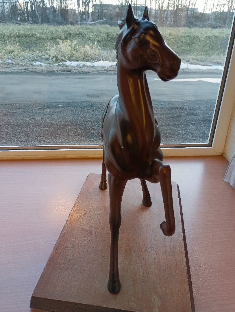 馬の彫刻 金属製 木製台座付き - メルカリ