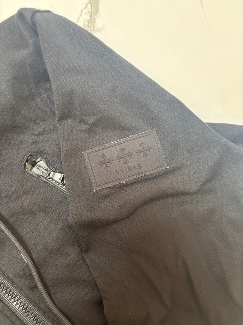 TATRAS 黒ジップパーカー
