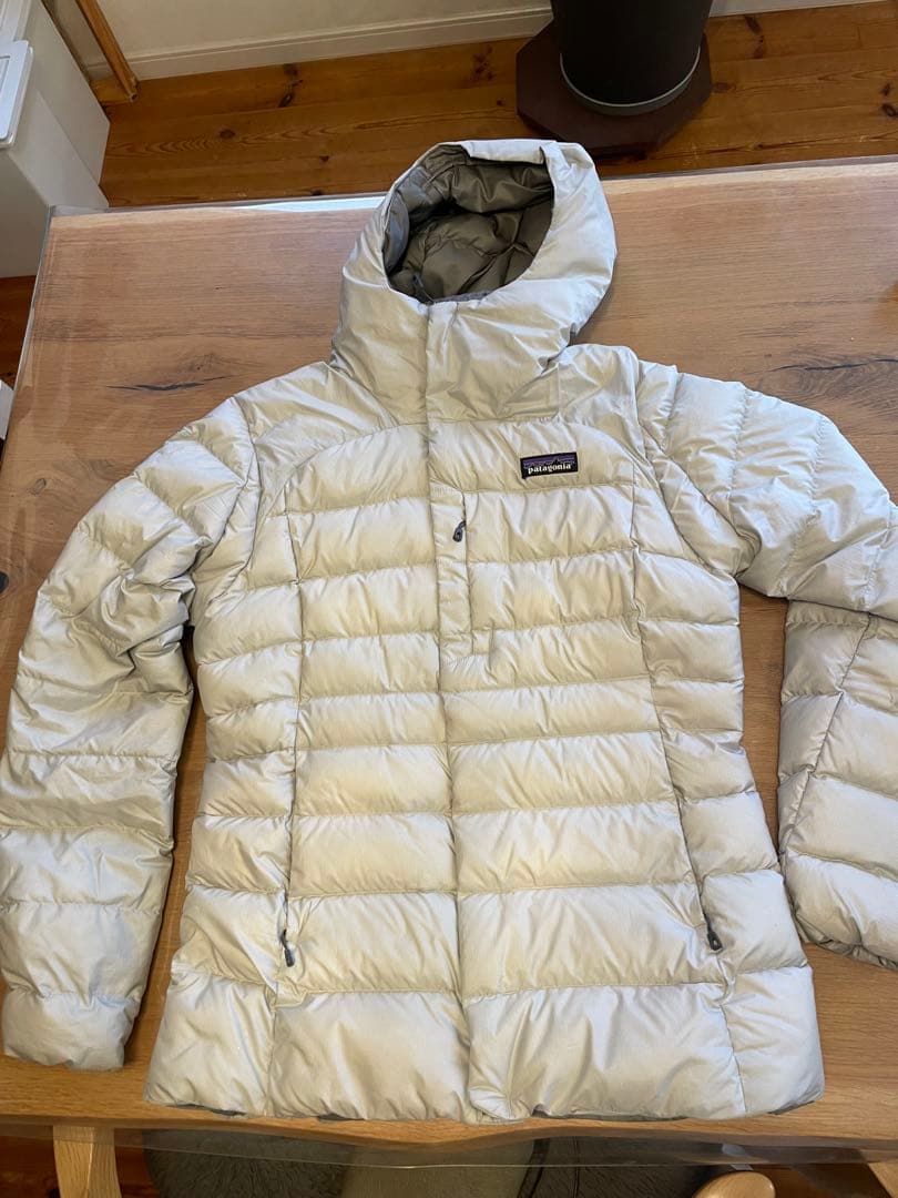 patagonia フード付きダウンジャケット アイボリー