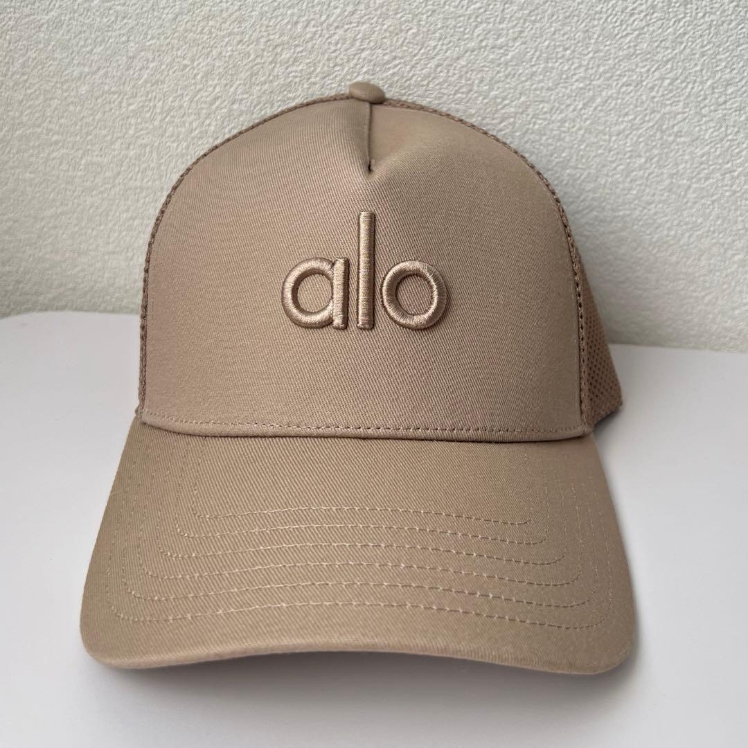 Alo Yoga District Trucker Hat キャップ