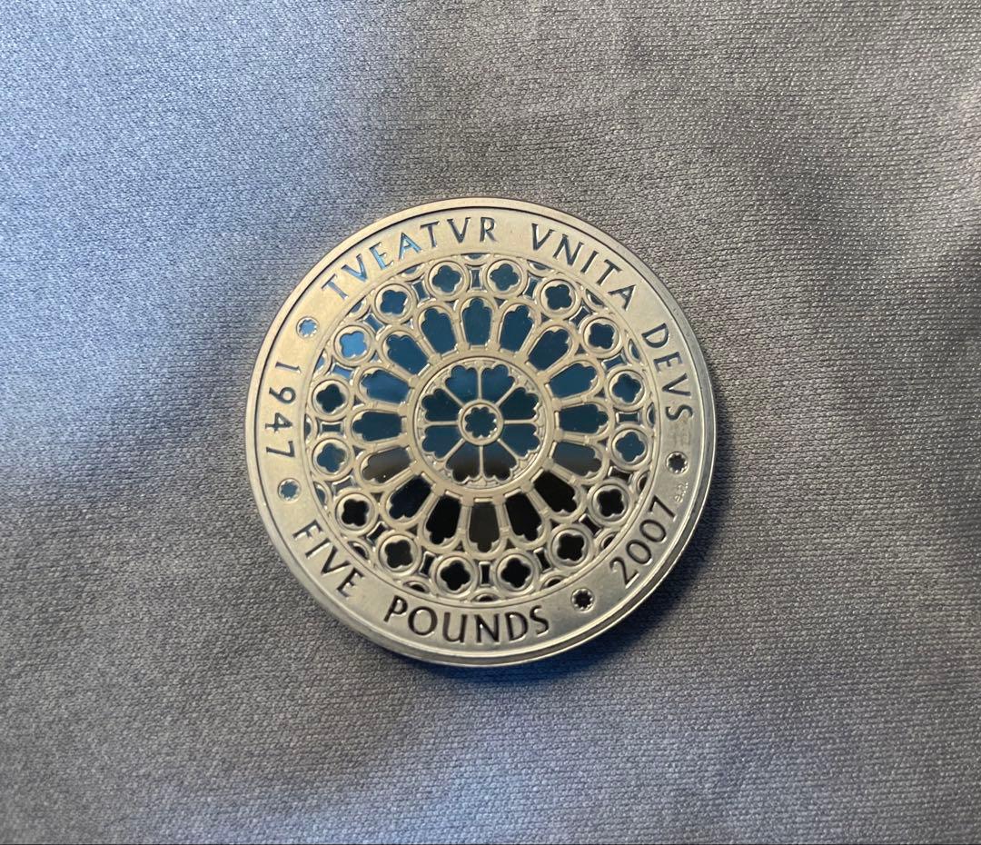 2007年 5ポンド記念銀貨（約57g） エリザベス女王（通称:幾何学模様）