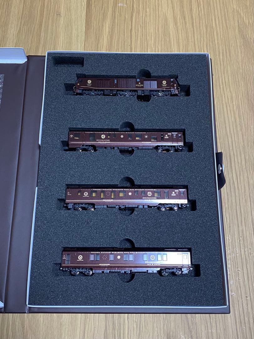 KATO クルーズトレイン ななつ星 in 九州 8両セット(10-1519)