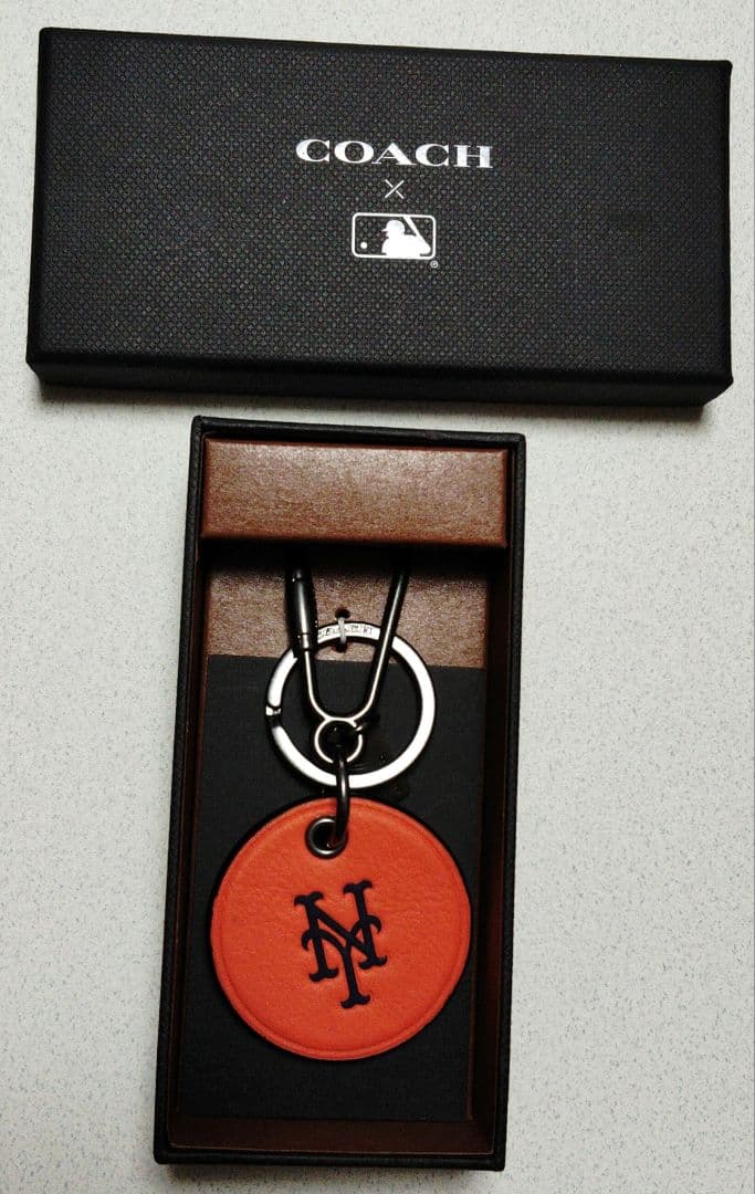 新品箱入 COACH x MLBコラボ　レザー キーホルダー NYヤンキース COACH（コーチ） キーホルダー New York ロゴマーク バックチャーム