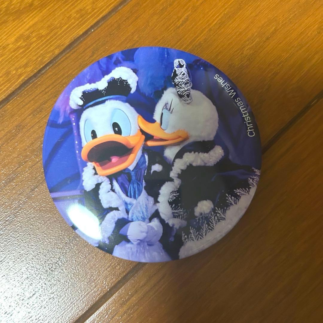 アンコールザモーメンツ展 缶バッジ ドナルド デイジー 実写 - メルカリ