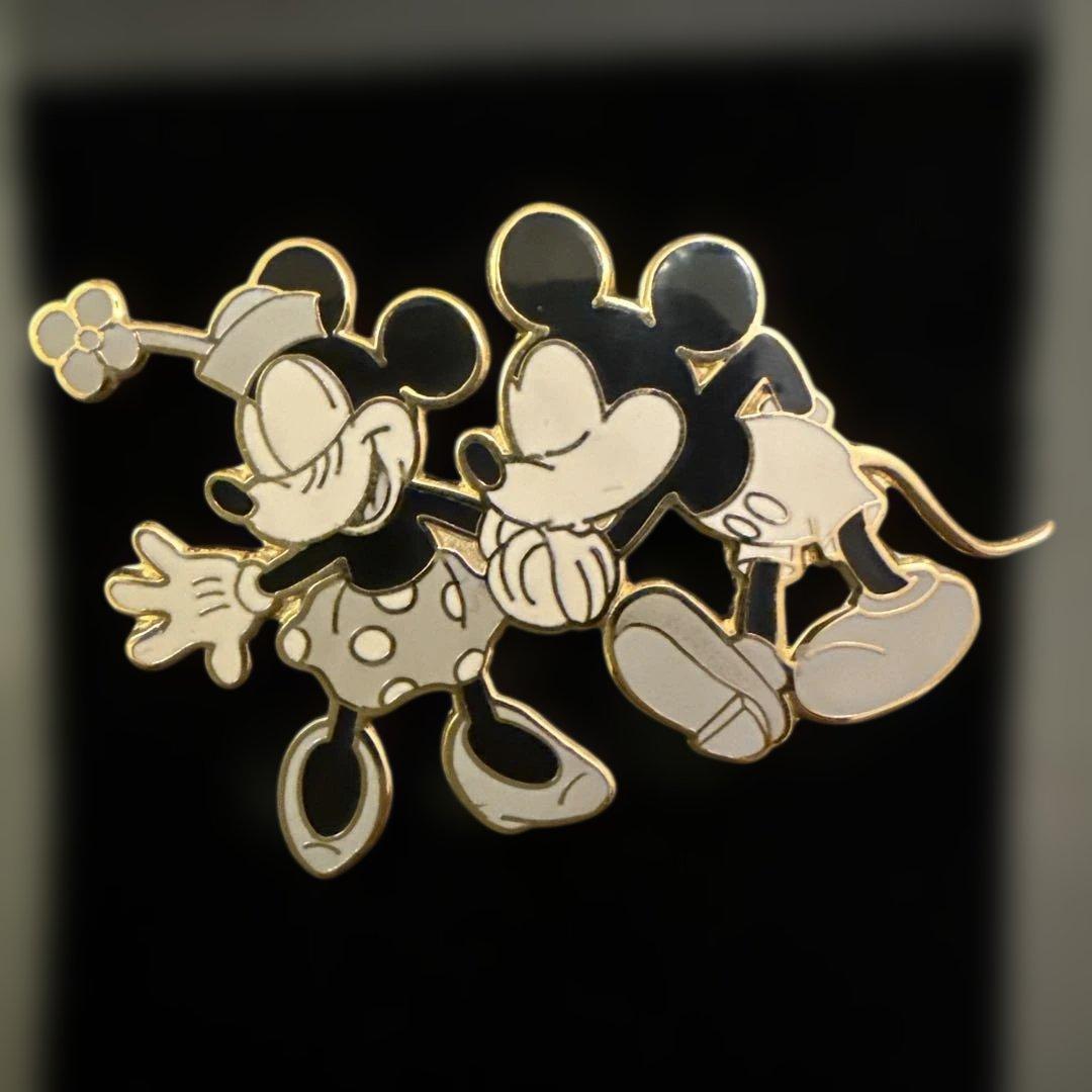 ⑤ディズニーストア ミッキーミニー ピンバッジ - メルカリ