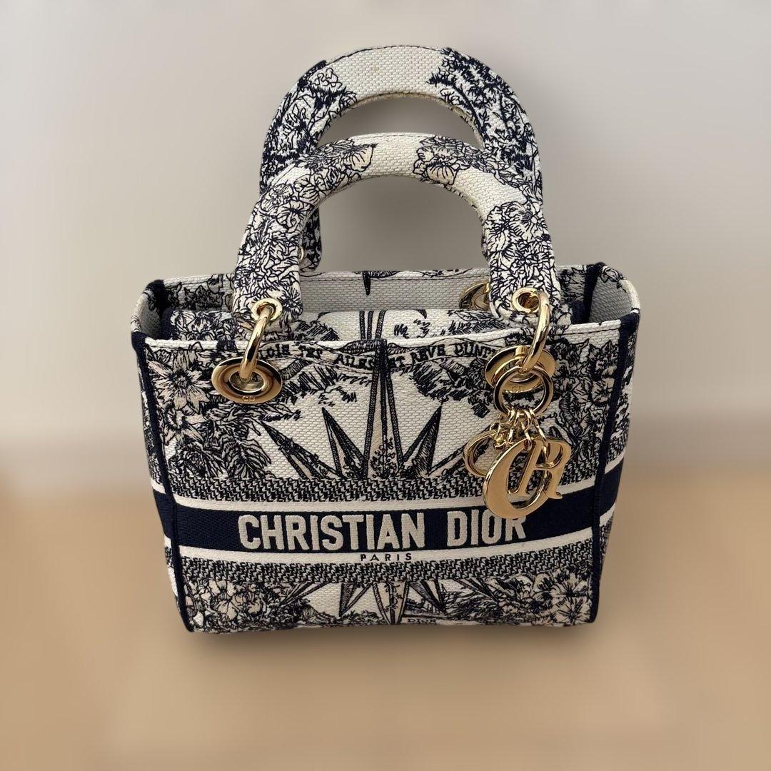 花柄刺繍ハンドバッグ ミニサイズ 旬の刺繍を小物で表現。花柄刺繍ミニトートバッグ『Hippie』ヒッピー