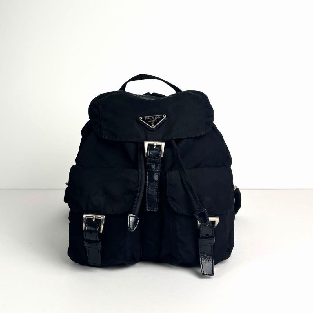 美品 プラダ リュック 巾着 三角ロゴプレート ナイロン レザー ブラック PRADA（プラダ） （中古）プラダ 三角ロゴプレート リュック