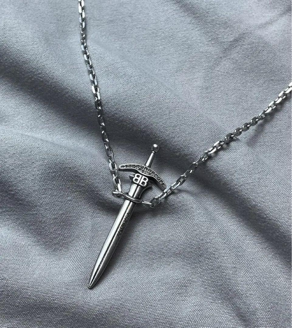 BALENCIAGA 剣型ペンダントネックレス
