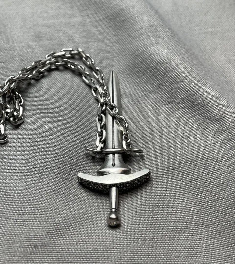 BALENCIAGA 剣型ペンダントネックレス