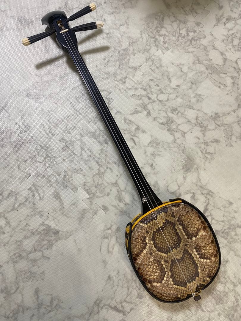 【美品】沖縄三線 人工皮 蛇柄 人工三線へび柄 楽器 民族楽器　パイソン　琉球