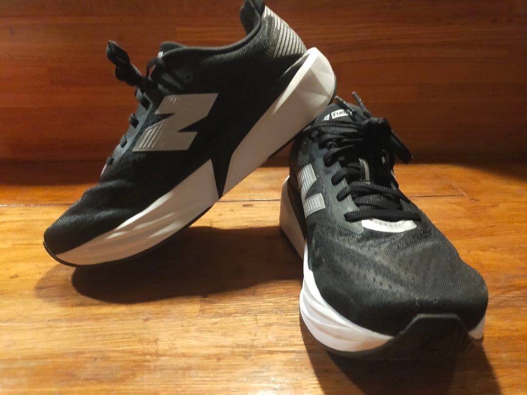 ニューバランスFuelCell Rebel v5 26.5cm 2E足入れのみ