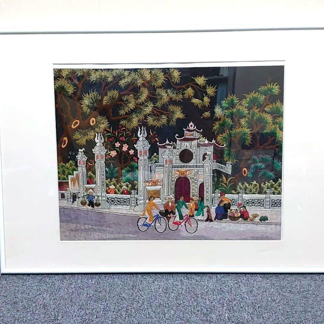 テト【ベトナム刺繍】タペストリー 文廟 孔子廟 フレーム付 - メルカリ