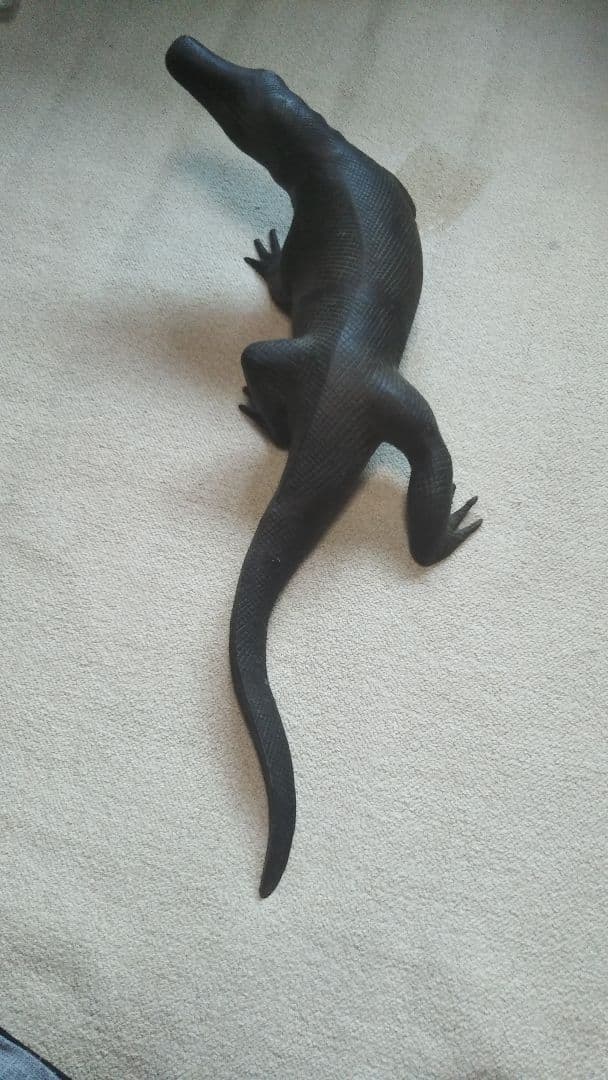 リアルな爬虫類彫刻 約９０cm　コモドドラゴン　 コモドオオトカゲ コモドドラゴンのいる動物園は？飼育展示動物園とコモドオオトカゲ情報