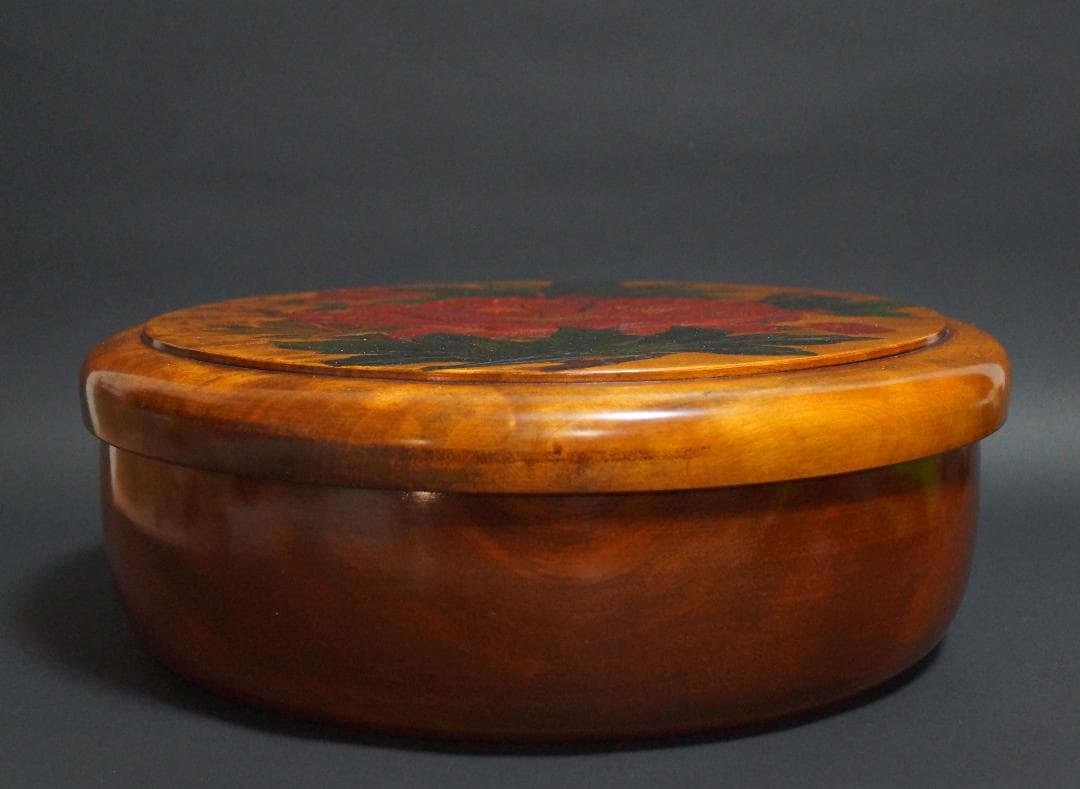 煎茶道具 烏城彫 栃材 細工彫り『牡丹文』刳り貫き大型茶櫃 茶びつ 茶