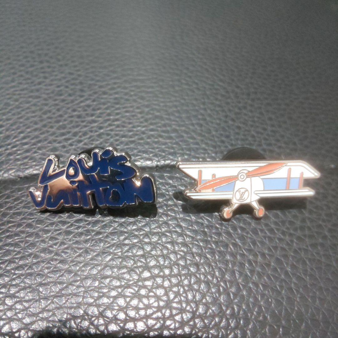 く*売様 Louis Vuitton ヴィトン ピンバッジ ロゴ 飛行機 二個セ 楽天市場】ルイヴィトン シュプリーム コラボ ピンバッチ 2個セット