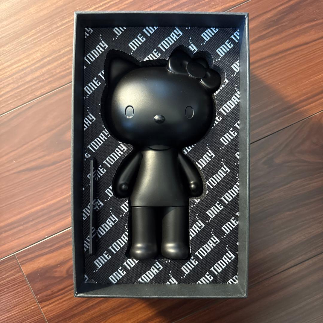 新品 ハローキティ マットブラックフィギュア