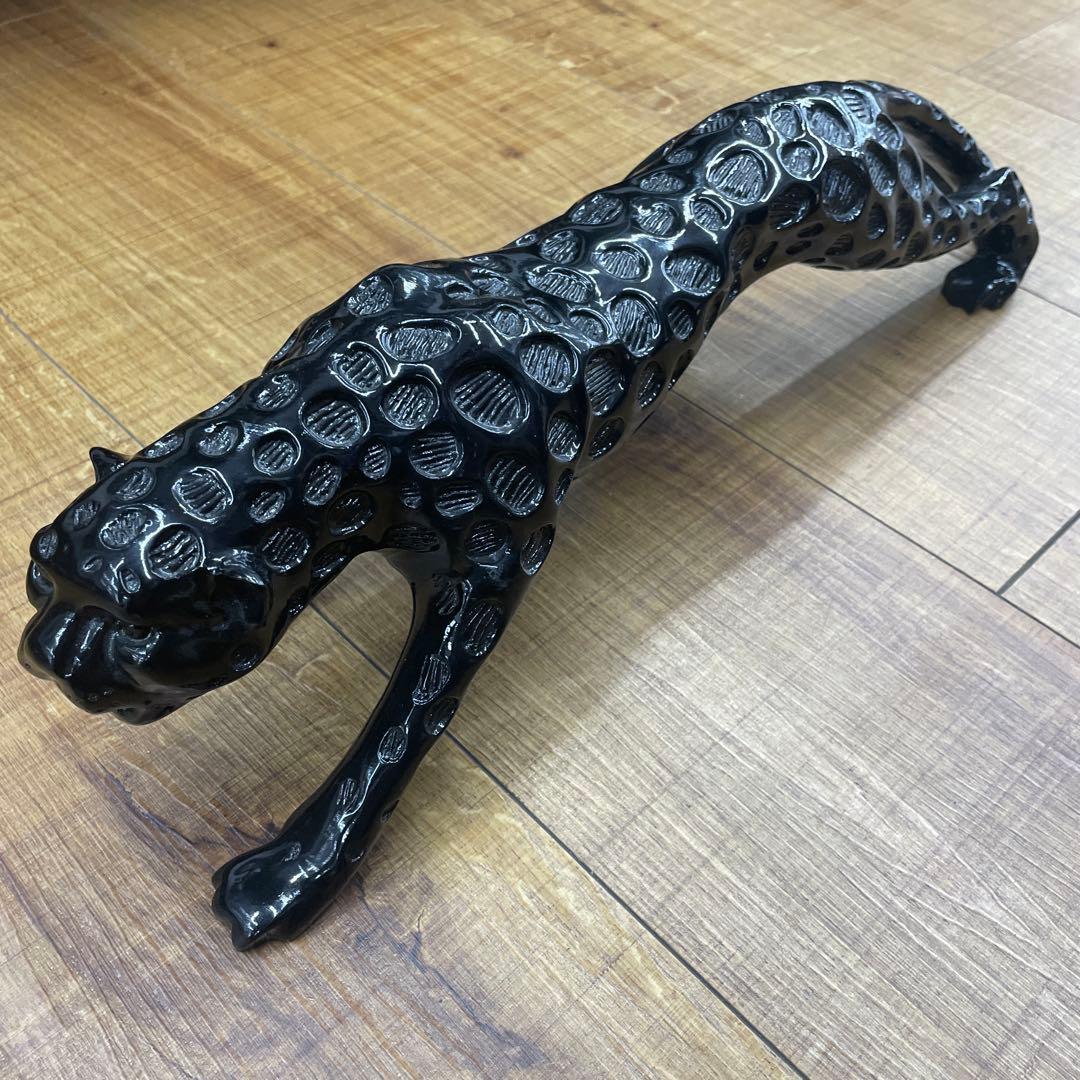 黒い豹の金属彫刻