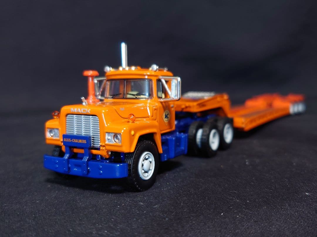 コンボイMack トレーラー ファーストギア1/64ミニカー 重機運搬車