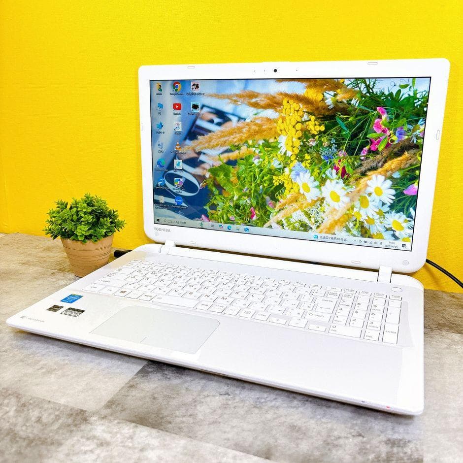 ほぼ美品❣新品SSDでサクサク快適✨動作良好♪カメラ付き 薄型ノートパソコン 白