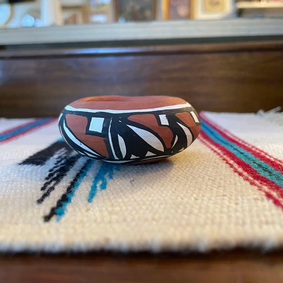 希少品！ネイティブアメリカン壷　ナバホ族navajoプエブロ　ヴィンテージ雑貨 ナバホ族 by T.Tom and L. Sam Navajo 特大 壺｜マライカ公式通販