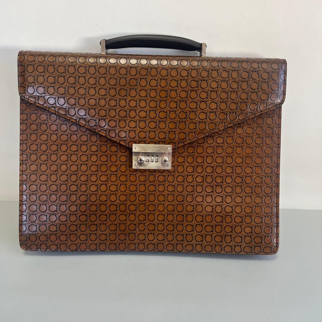 美品！サルヴァトーレ フェラガモ レザー ブリーフケース モノグラム ダイヤル式 Salvatore Ferragamo / サルヴァトーレフェラガモ ブリーフケース
