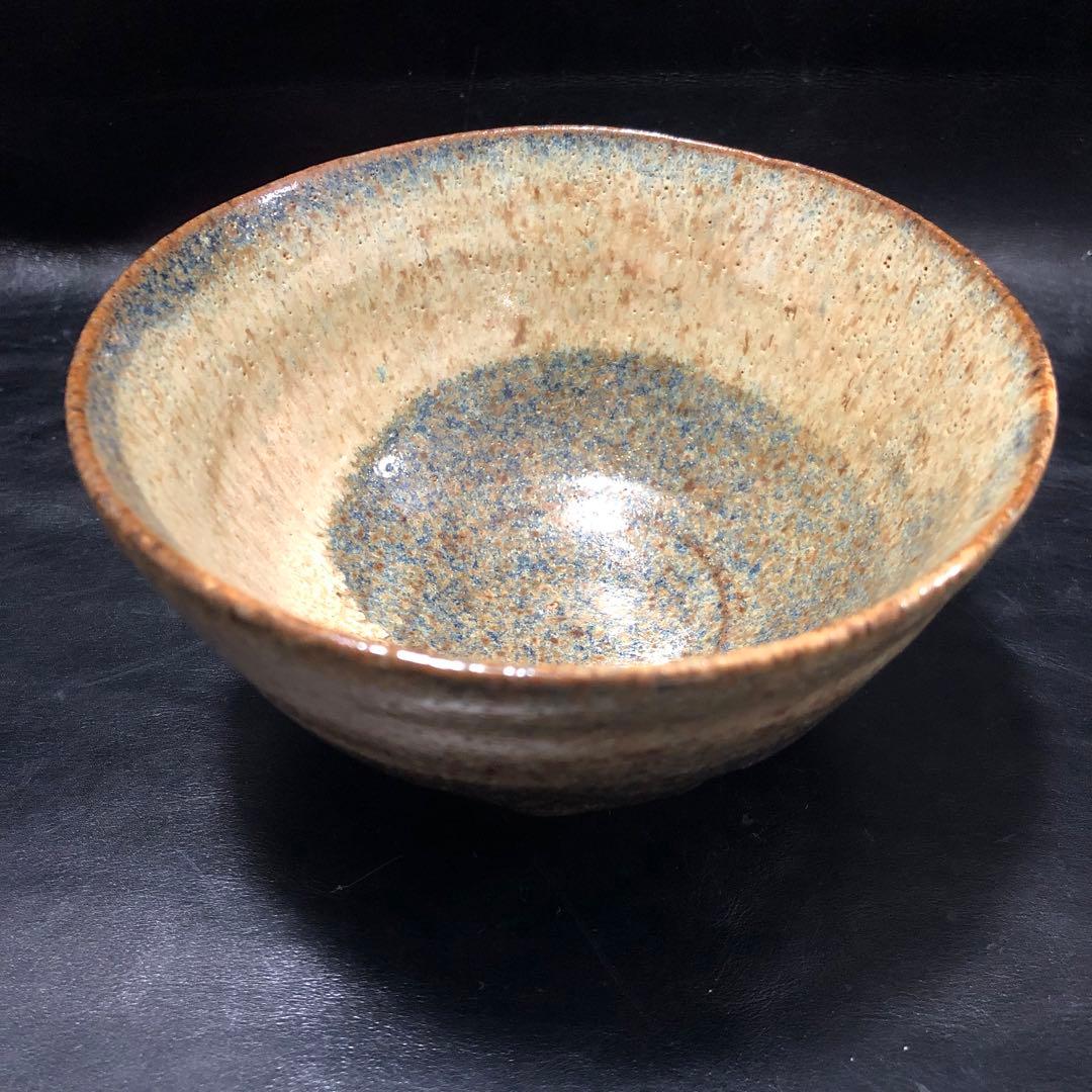 美しい古美術◼️蔵から美しいぐるりとうねりの見事な抹茶茶碗が出て来ました。