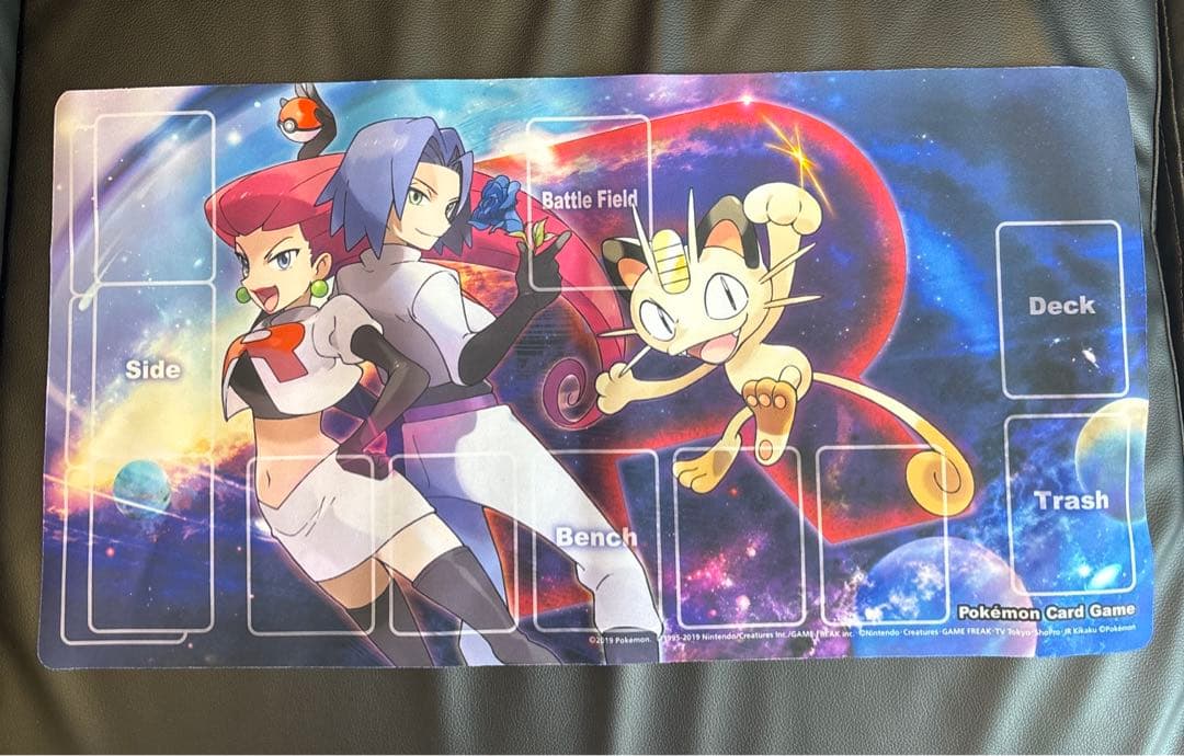 ロケット団 ラバープレイマット ムサシとコジロウ ニャース - メルカリ