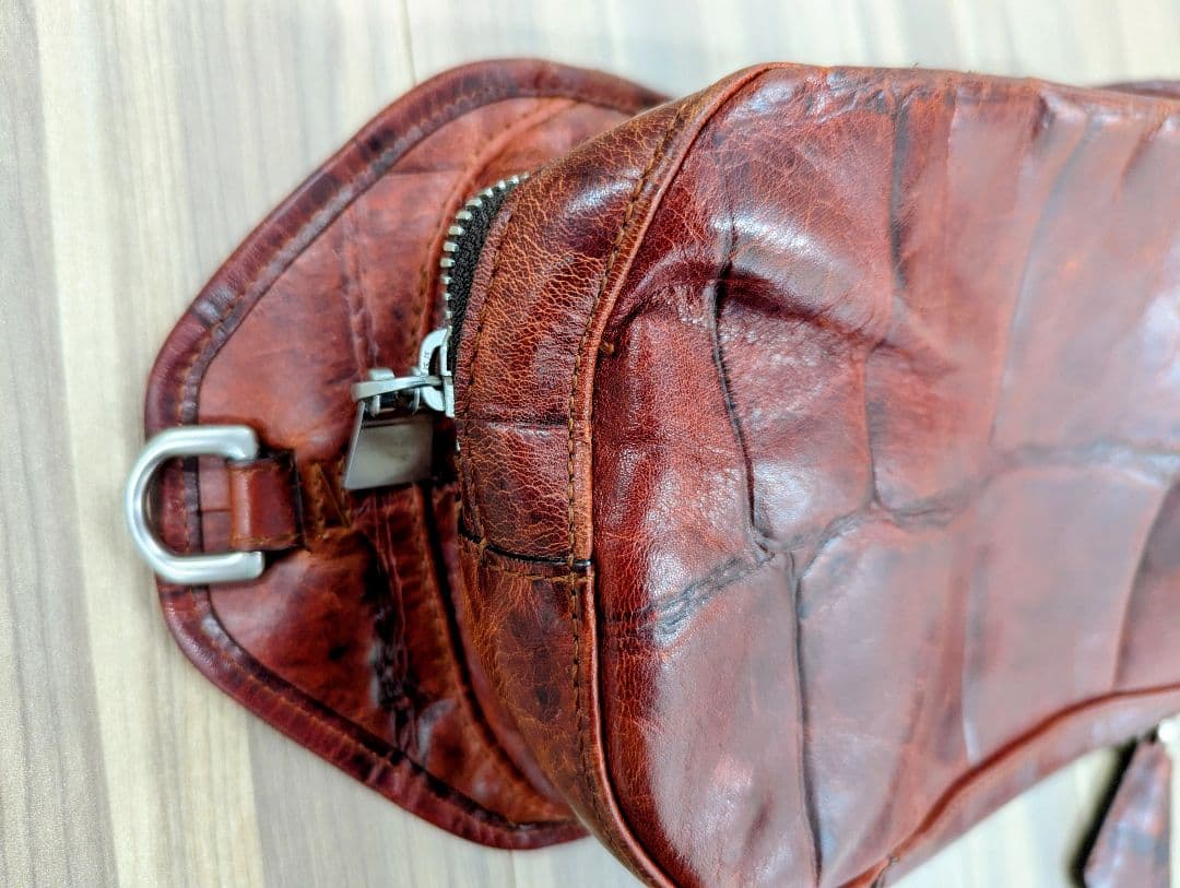 アニアリ Aniary クロコ型押しボディバッグ - メルカリ