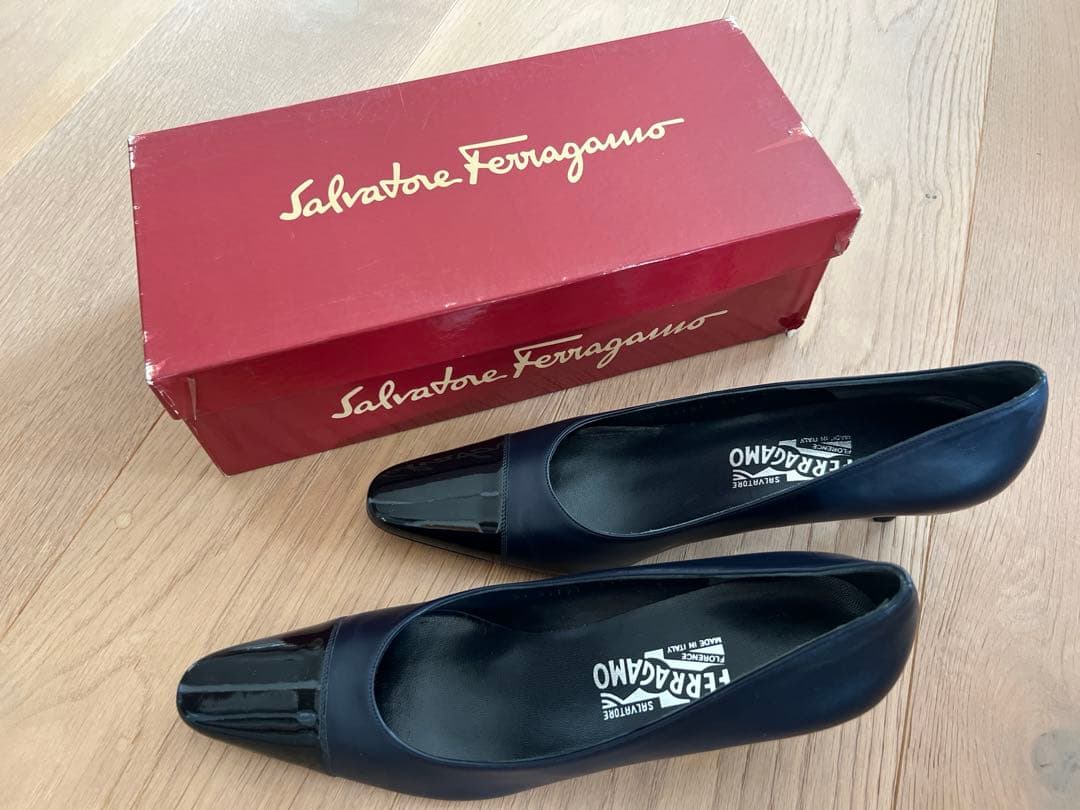 新品未使用Ferragamo 9フェラガモ濃紺 25〜25.5 ヒール5㎝