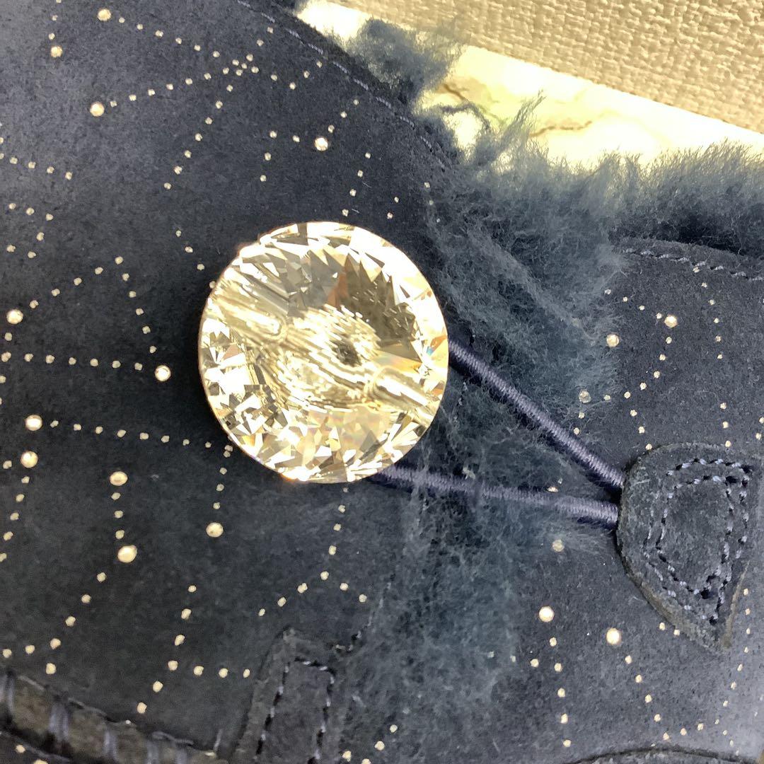 美品 アグ UGG スワロフスキーボタン 星座柄 ムートンブーツ 25 - メルカリ