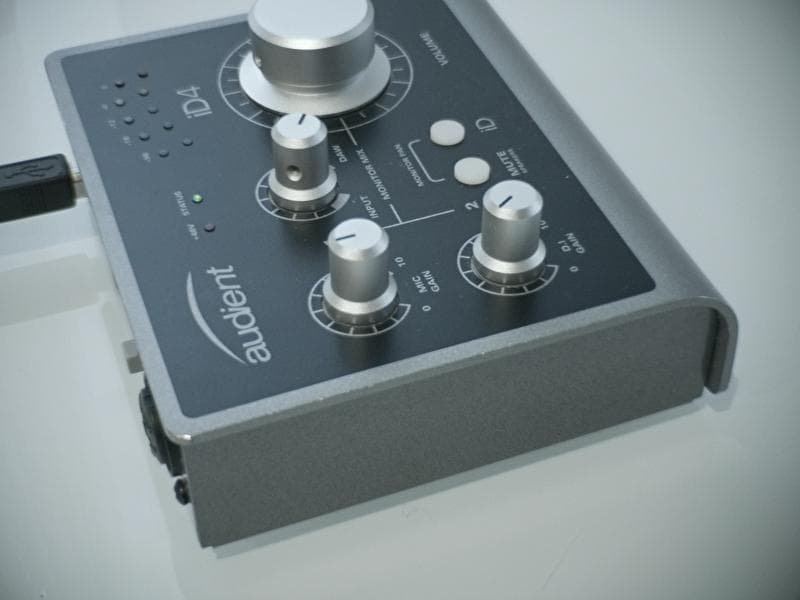 AUDIENT iD4 USBインターフェイス AUDIENT | iD4mkⅡ | USB オーディオ・インターフェイス | 製品情報