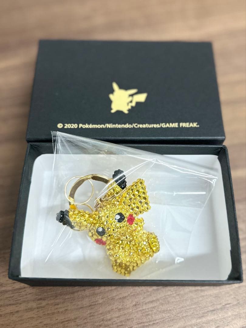 バックチャーム　お座りピカチュウ　金　ピカチュウ　スワロフスキー